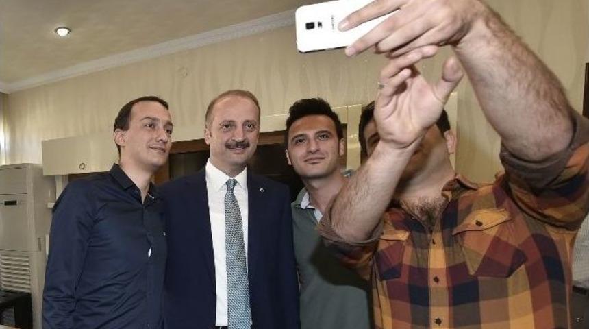 Başkan Akg&uuml;l, Vatandaş Ve Personelle Bayramlaştı