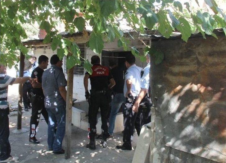 10 Ay Hapis Cezasıyla Aranan Şahıs Polisi Bıçakladı
