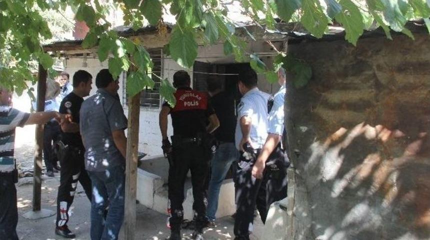 10 Ay Hapis Cezasıyla Aranan Şahıs Polisi Bıçakladı