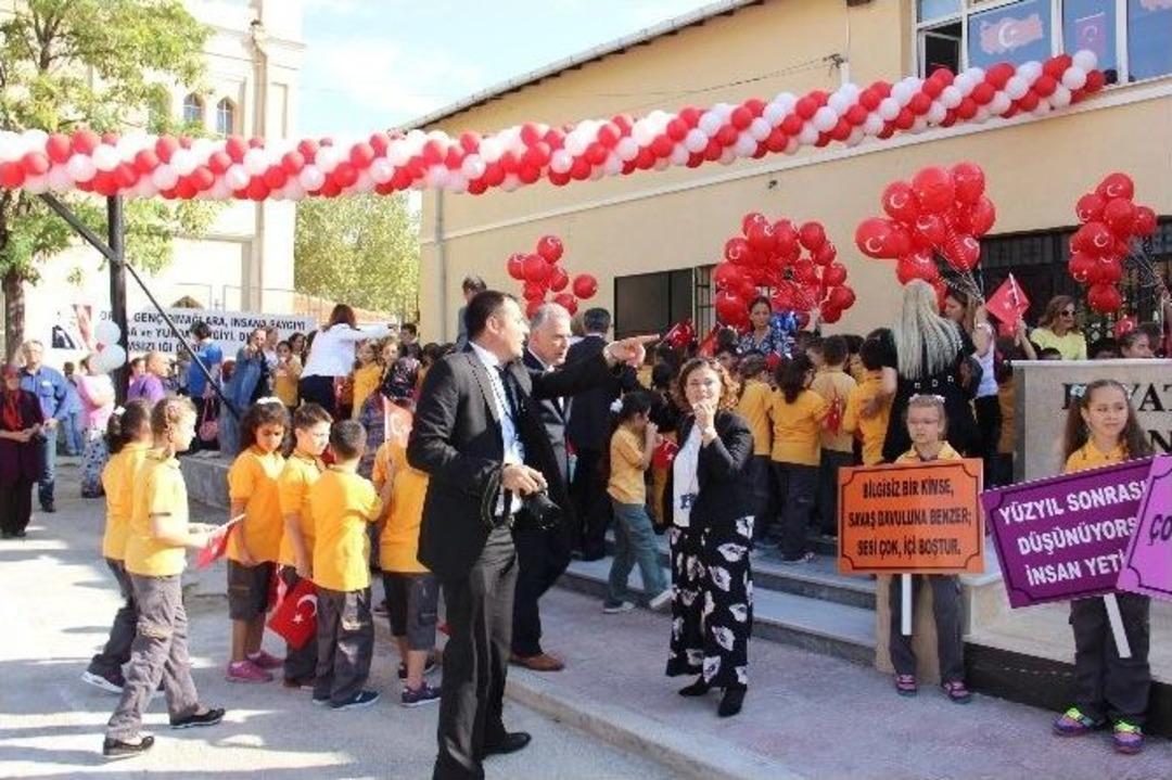 G&uuml;neşin Altında Kavrulan Minik &Ouml;ğrencileri Sıcaktan Vali Kurtardı