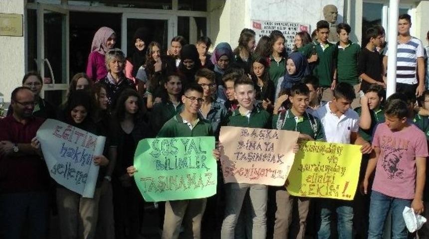 Sosyal Bilimler Lisesi Veli Ve &Ouml;ğrencileri, Okul Yerinin Değişmesine Tepki G&ouml;sterdi