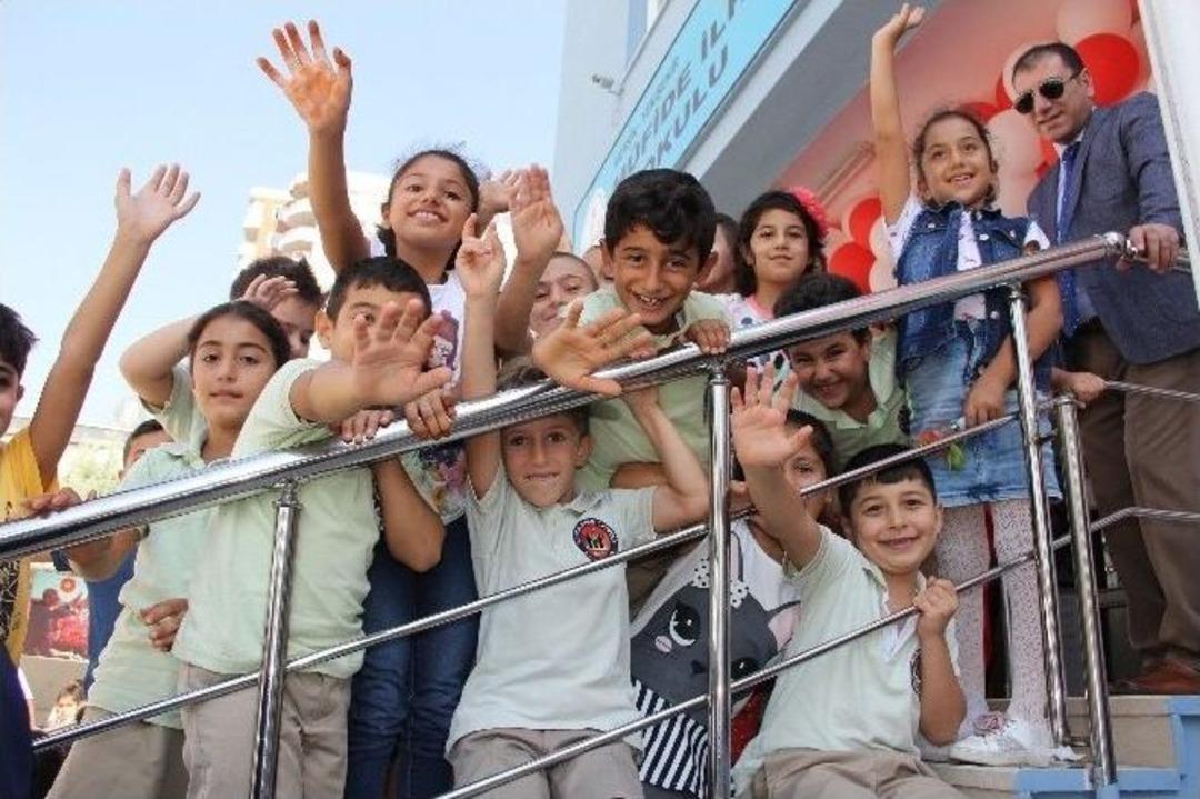 Mersin&rsquo;de &Ouml;ğrenciler T&ouml;renle Ders Başı Yaptı