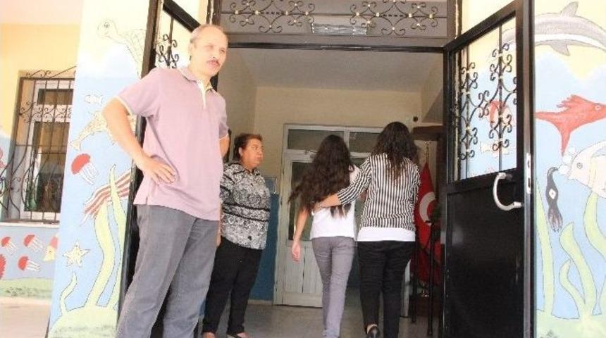 T&ouml;renden Konuşmalar Uzayınca &Ccedil;ocuklar Sıcaktan Bunaldı