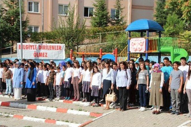 Törenden Konuşmalar Uzayınca Çocuklar Sıcaktan Bunaldı