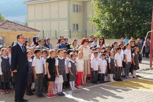 Törenden Konuşmalar Uzayınca Çocuklar Sıcaktan Bunaldı