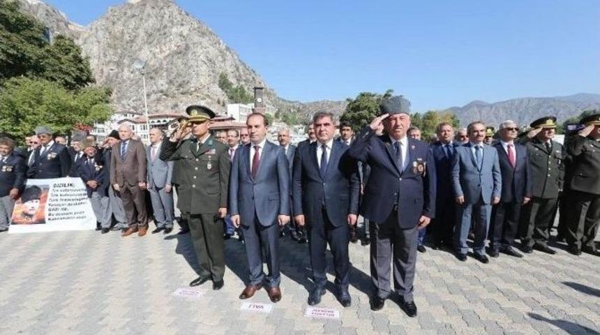 Gaziler Anıta &Ccedil;elenk Sundu