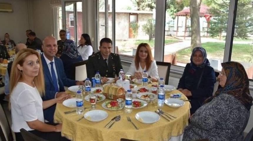 Hayrabolu&rsquo;da Şehit Yakınları Ve Gaziler Yemekte Bir Araya Geldi
