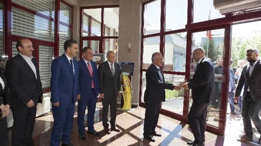 Atat&uuml;rk &Uuml;niversitesi Bayramlaşma Geleneğini S&uuml;rd&uuml;r&uuml;yor