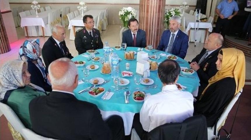 Protokol Gazi Ve Şehit Aileleriyle Bir Araya Geldi