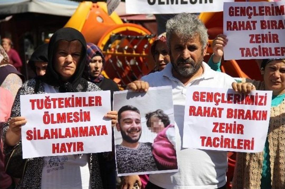 Acılı Aile, Adalet İ&ccedil;in Oğullarının &Ouml;ld&uuml;r&uuml;ld&uuml;ğ&uuml; Parkta Eylem Yaptı