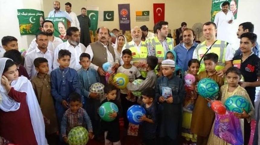 Tika Kurban Bayramında Pakistan&rsquo;da İhtiya&ccedil; Sahiplerinin Y&uuml;z&uuml;n&uuml; G&uuml;ld&uuml;rd&uuml;