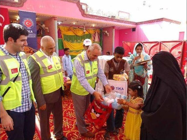 Tika Kurban Bayramında Pakistan’da İhtiyaç Sahiplerinin Yüzünü Güldürdü