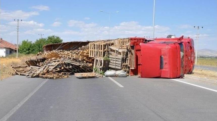 Sivas-kayseri Karayolunda Tır Devrildi: 1 Yaralı