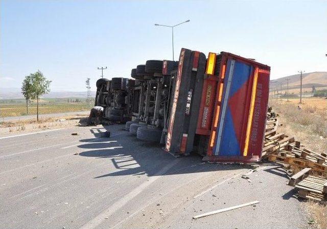 Sivas-kayseri Karayolunda Tır Devrildi: 1 Yaralı