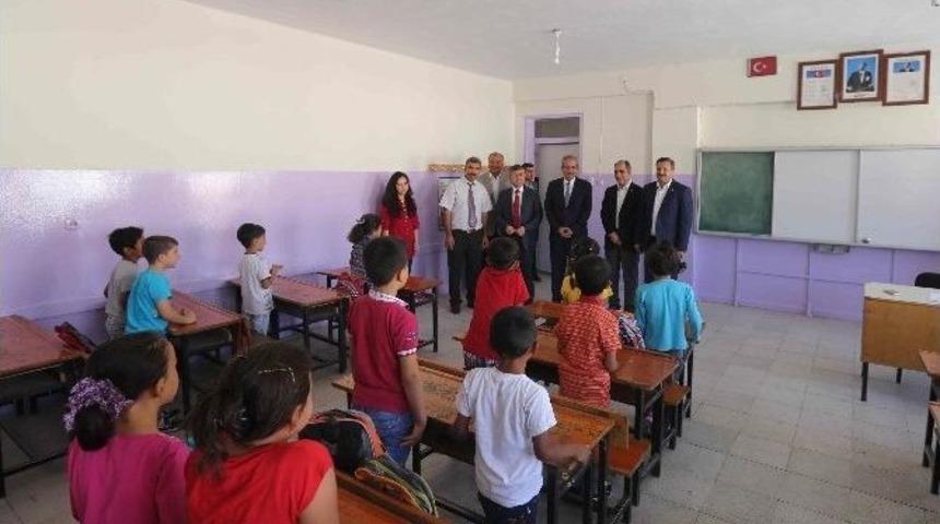 Başkan Demirkol, Ders Başı Yapan &Ouml;ğrencilerin İlk G&uuml;n&uuml;nde Yalnız Bırakmadı