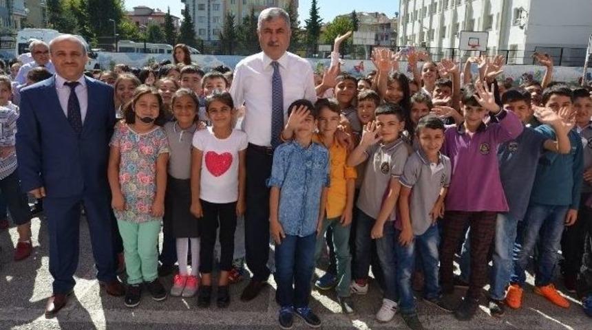 Başkan Polat, &Ouml;ğrencilerin İlk G&uuml;n Heyecanına Ortak Oldu