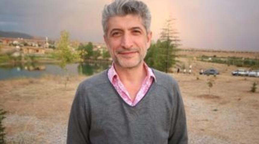 Dizi Oyuncusu Rıza S&ouml;nmez Sanat&ccedil;ıların K&ouml;y&uuml;nde