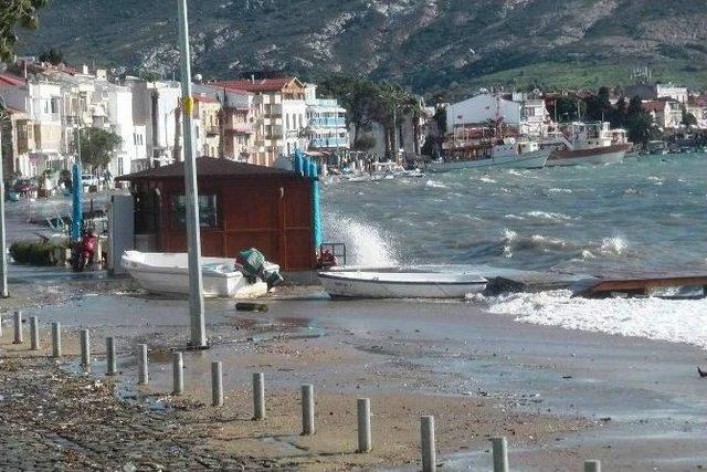 Foça, Fırtına Ve Yağışa Karşı Önlemini Aldı