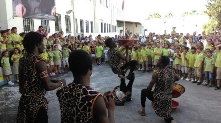 Bodrum&rsquo;da Yeni &Ouml;ğretim Yılının A&ccedil;ılışını Senegalli Dans&ccedil;ılar Yaptı
