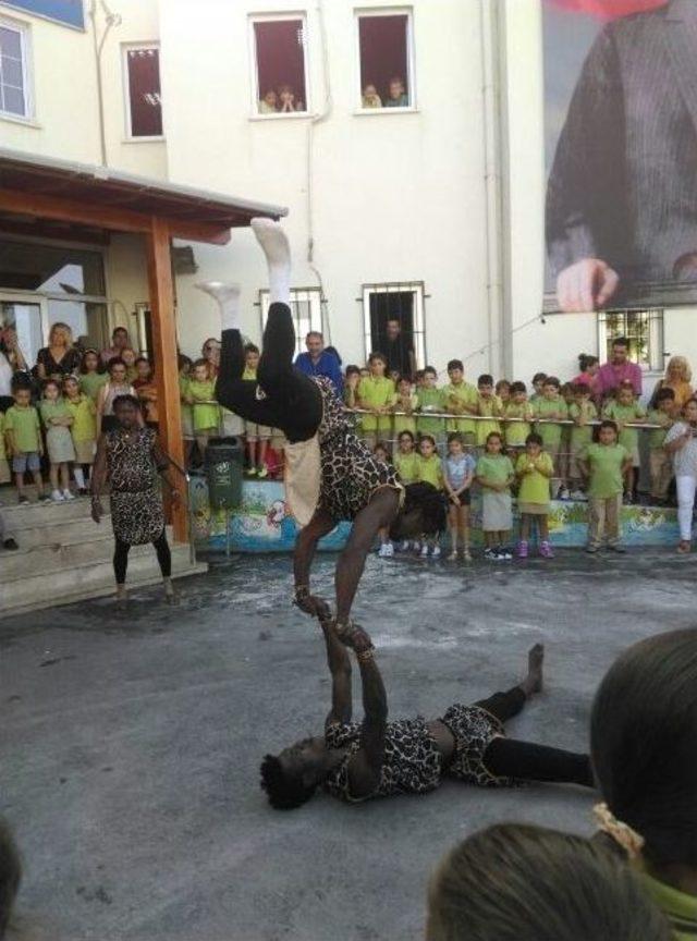 Bodrum’da Yeni Öğretim Yılının Açılışını Senegalli Dansçılar Yaptı