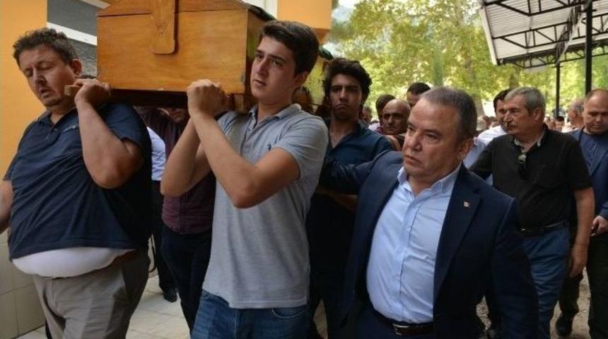 Başkan B&ouml;cek, Yarbaş&ccedil;andır Muhtarı Utku&rsquo;yu Son Yolculuğunda Yalnız Bırakmadı