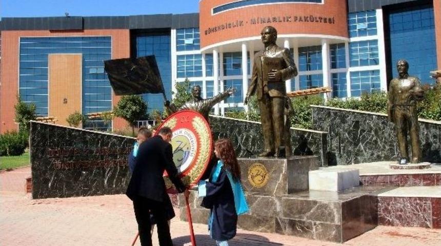 &Uuml;niversite&rsquo;de 2016-2017 Akademik Yılı &Ccedil;elenk Sunma T&ouml;reni