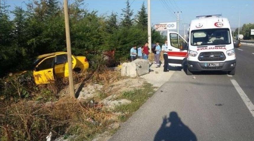 Boz&uuml;y&uuml;k&rsquo;te Otomobil Yoldan &Ccedil;ıktı, 3 Yaralı