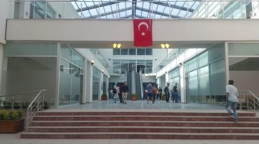 Turizm Fak&uuml;ltesi &Ouml;ğrenci &Ccedil;i&ccedil;ekle Karşılandı