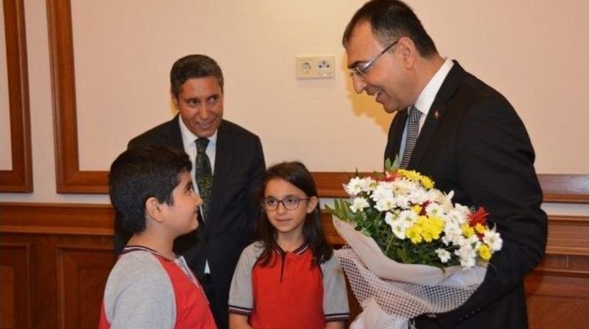Vali Toprak Öğrencileri Makamında Kabul Etti