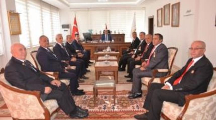 Vali Nayir: Vatanımızın B&ouml;l&uuml;nmez B&uuml;t&uuml;nl&uuml;ğ&uuml; İ&ccedil;in G&ouml;ğs&uuml;n&uuml; Ter&ouml;re Siper Eden T&uuml;m Kahramanlarımızı Minnetle Anıyorum