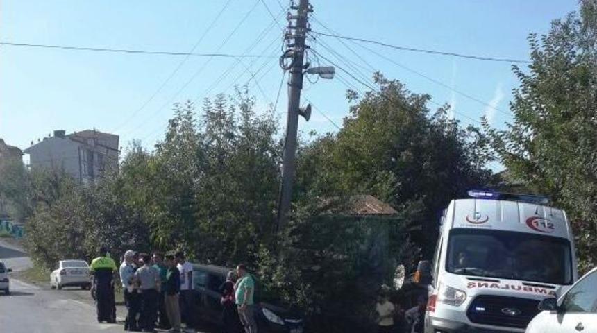 Bartın&rsquo;da Otomobil Direğe &Ccedil;arptı: 2 Yaralı