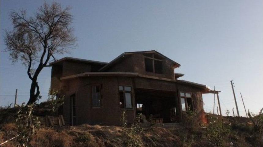 Saman Balyasından Ev Yapıp &Ccedil;amurla G&ouml;rsellik Kazandırdılar