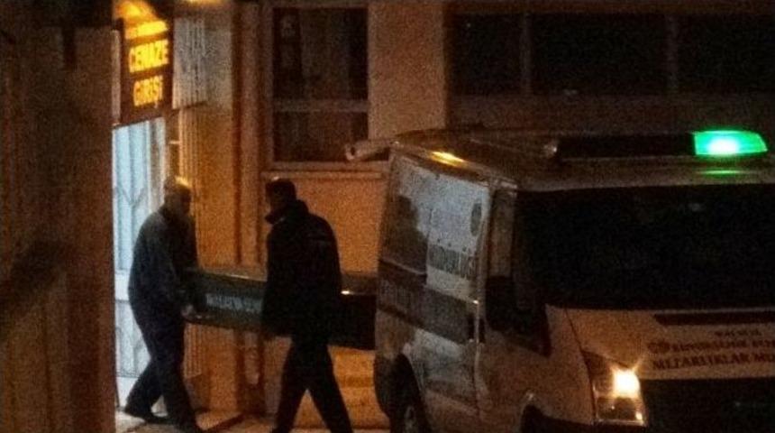Karısını Bı&ccedil;akla &Ouml;ld&uuml;rd&uuml; Polisi Arayıp Teslim Oldu