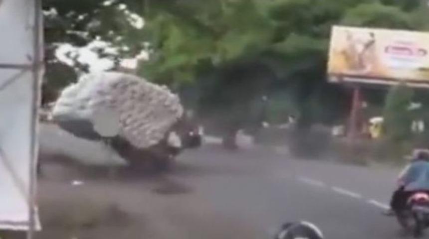 Kamyonetteki Fazla Y&uuml;k&uuml;n Ka&ccedil;ınılmaz Sonu Kameralara Yansıdı