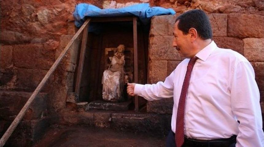 Kibele Heykeli Turizmin Hizmetinde