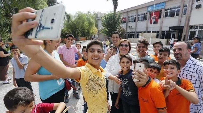 Konak&rsquo;tan &Ouml;ğrencilere İlk G&uuml;n Armağanı