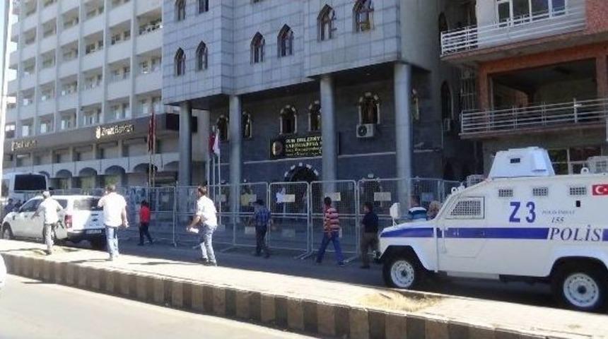 Polis, Sur Belediyesi &Ouml;n&uuml;nde Kuş U&ccedil;urtmuyor