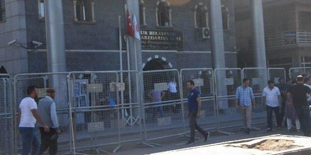 Polis, Sur Belediyesi Önünde Kuş Uçurtmuyor