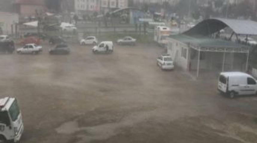 Bursa&rsquo;da Şiddetli Fırtına Ve Yağmur Hayatı Fel&ccedil; Etti