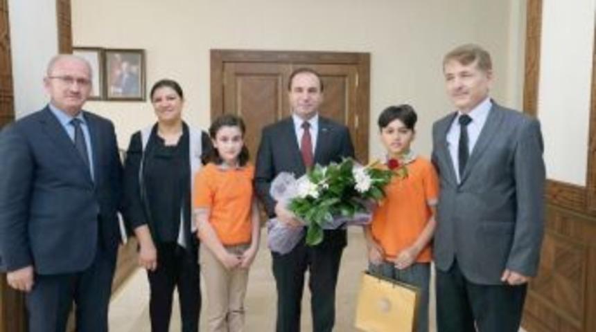 &Ouml;ğrencilerle Eğitimcilerden Vali Işık&rsquo;a Ziyaret