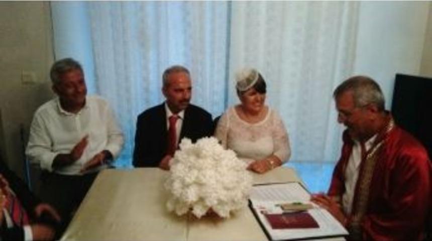 Başkan Tarhan, 40 Yıllık Evli &Ccedil;iftin Mutluluğuna Ortak Oldu