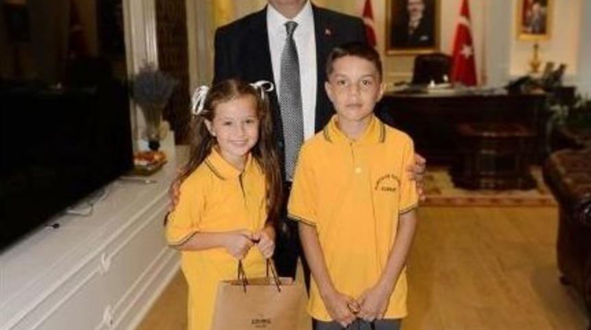 Minik &Ouml;ğrencilerden Vali &Ouml;zdemir&rsquo;e Ziyaret