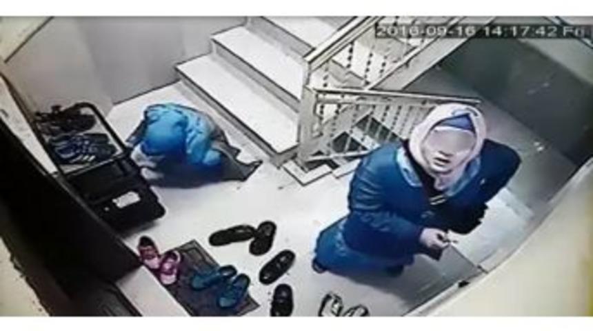 Ayakkabıların İ&ccedil;inde Anahtar Aradılar, G&uuml;venlik Kamerasını G&ouml;r&uuml;nce Ka&ccedil;tılar