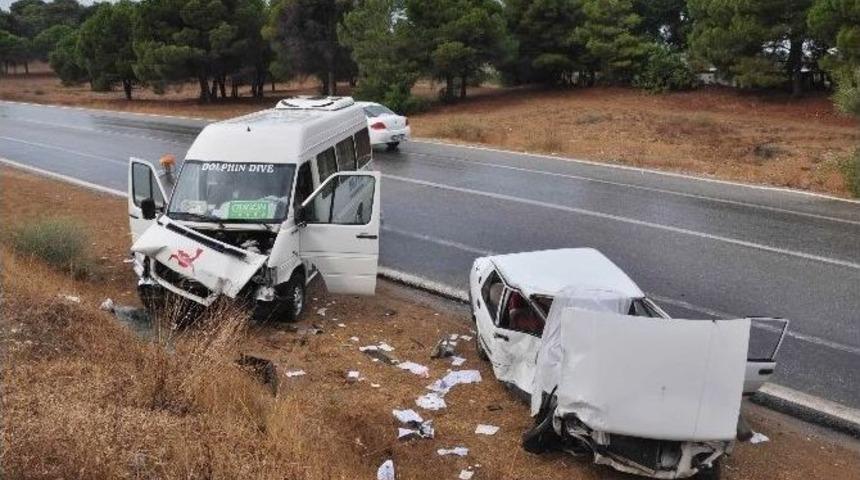 Turistleri Taşıyan Midib&uuml;s Otomobille &Ccedil;arpıştı: 6 Yaralı