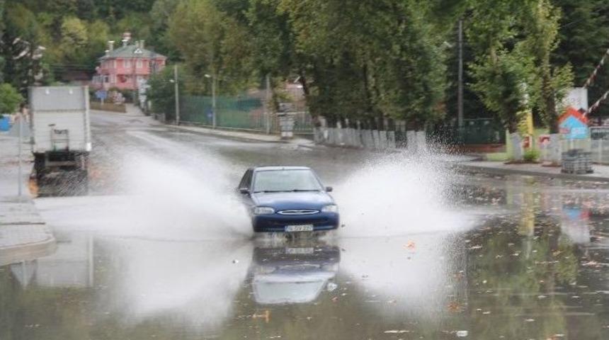 Bolu&rsquo;da Yağmur Ve Fırtına Hayatı Fel&ccedil; Etti