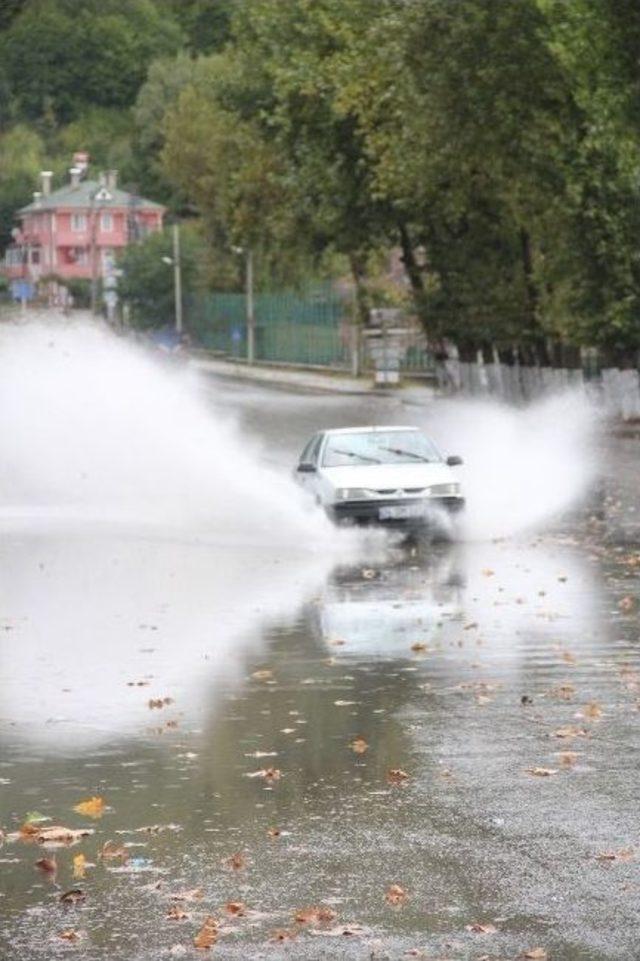 Bolu’da Yağmur Ve Fırtına Hayatı Felç Etti