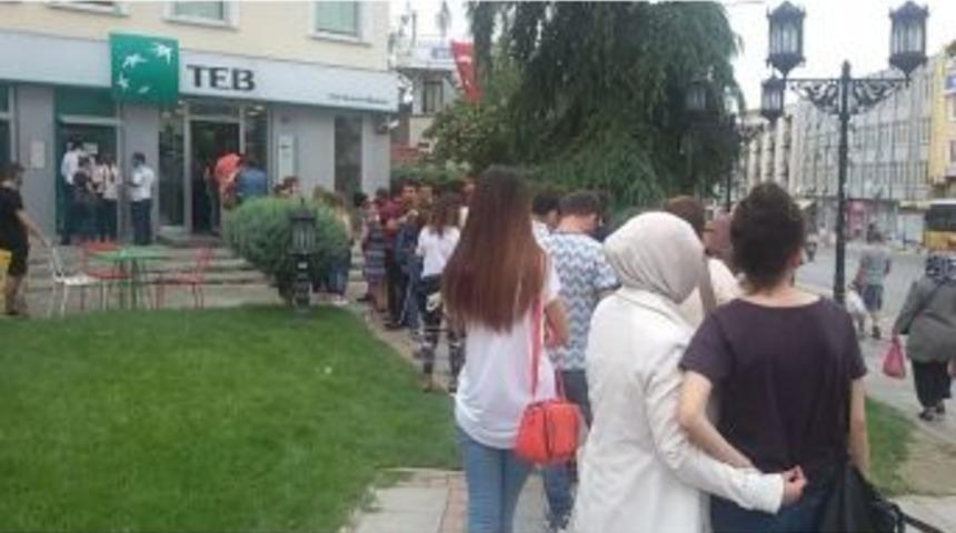 &Uuml;niversite &Ouml;ğrencileri Har&ccedil; Kuyruğunda