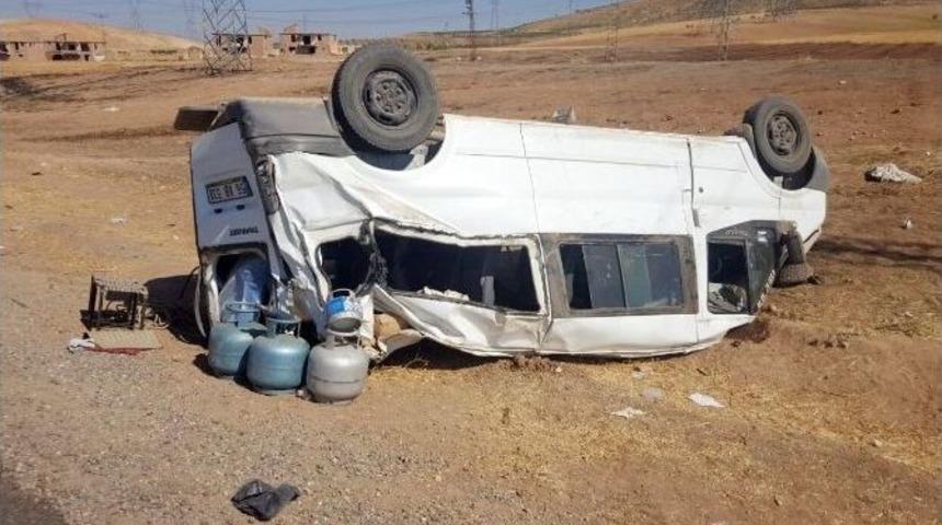 Siirt&rsquo;te K&ouml;y Minib&uuml;s&uuml; Devrildi: 2&rsquo;si Ağır 10 Yaralı