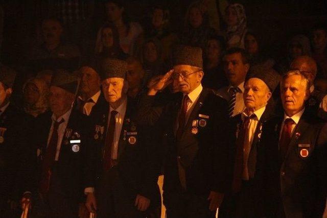 Bergama’daki Vatandaşlar Gaziler Gününde Mehter Takımıyla Yürüdü