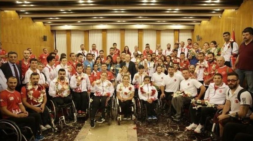 Paralimpik Oyunları&rsquo;nda 9 Madalya Kazanan Milli Sporcular Yurda D&ouml;nd&uuml;